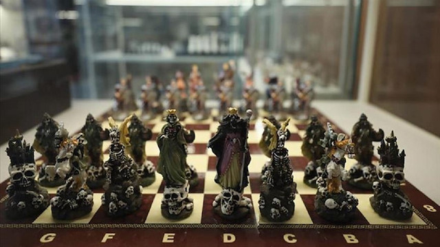 عالم كندي يوافق على إعادة أقدم قطعة شطرنج أثرية إلى الأردن