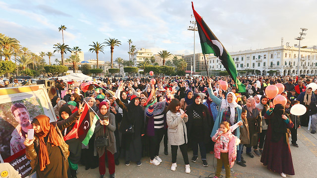 Libya’nın başkenti Trablus’taki Şüheda Meydanı’nda toplanan Libyalılar, darbeci general Halife Hafter güçlerinin başkent ve çevresine düzenlediği saldırıları protesto etti. Libya ve Türkiye bayrakları taşıyan göstericiler Hafter karşıtı sloganlar atarak Türkiye’yi yardıma çağırdı.