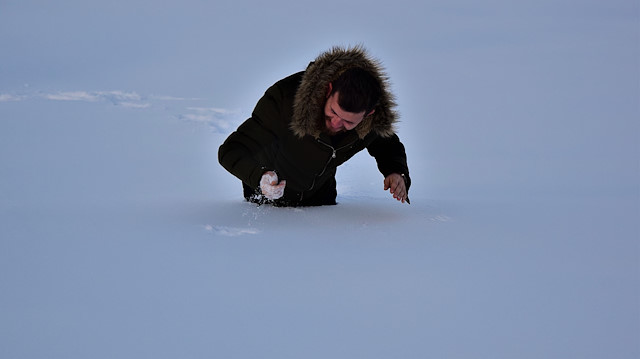 Kalınlığı 1 metreye yaklaşan kar köylülere zor anlar yaşatıyor.