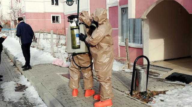 AFAD görevlileri, bina sakinlerini tahliye edip dezenfekte yaptı. 