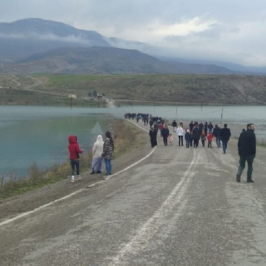 Yüzlerce kişi bu anı görmek için akın etti: Dakikalar içinde sular altında kaldı