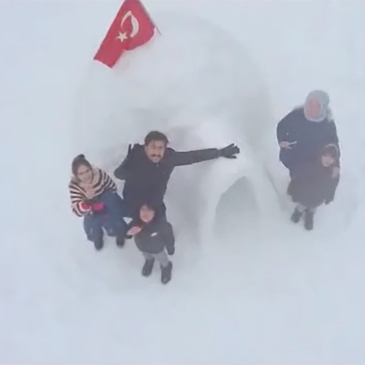 AK Parti Grup Başkanvekili Cahit Özkan çocuklarıyla Eskimo evi İglo inşa etti