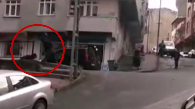 Gaziosmanpaşa’da sokak ortasında kadını sopayla dövdü
