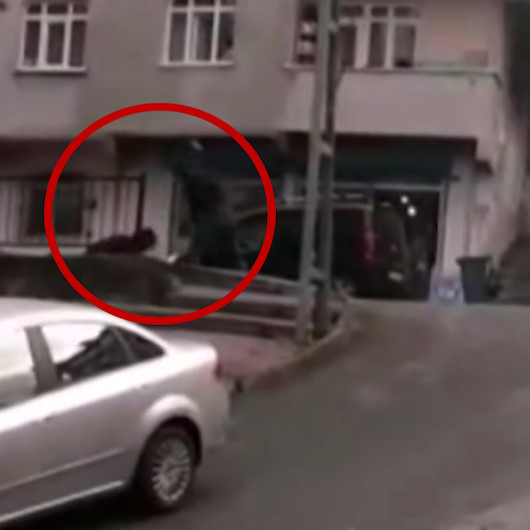 Gaziosmanpaşa’da sokak ortasında kadını sopayla dövdü