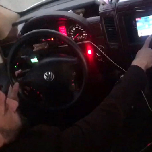 Direksiyon başında okey oynadı