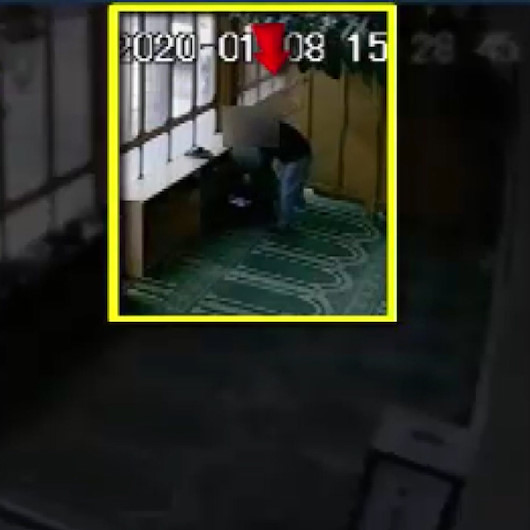 Camiden hırsızlık anı güvenlik kamerasına yansıdı