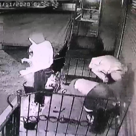 Hırsızlık yaparken halay çekti