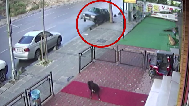 Drift yapan sürücü kaldırıma çarptı: Durakta bekleyenler ölümden döndü