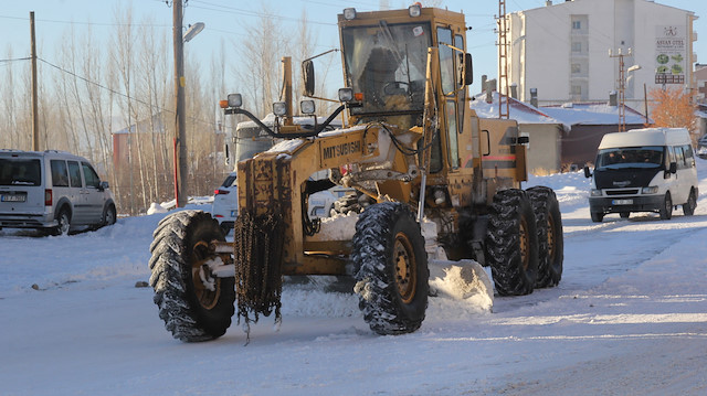 Beyaza bürünen ilçede, belediye ekipleri, yol ile kaldırımlarda kar küreme ve tuzlama çalışması yaptı. 
