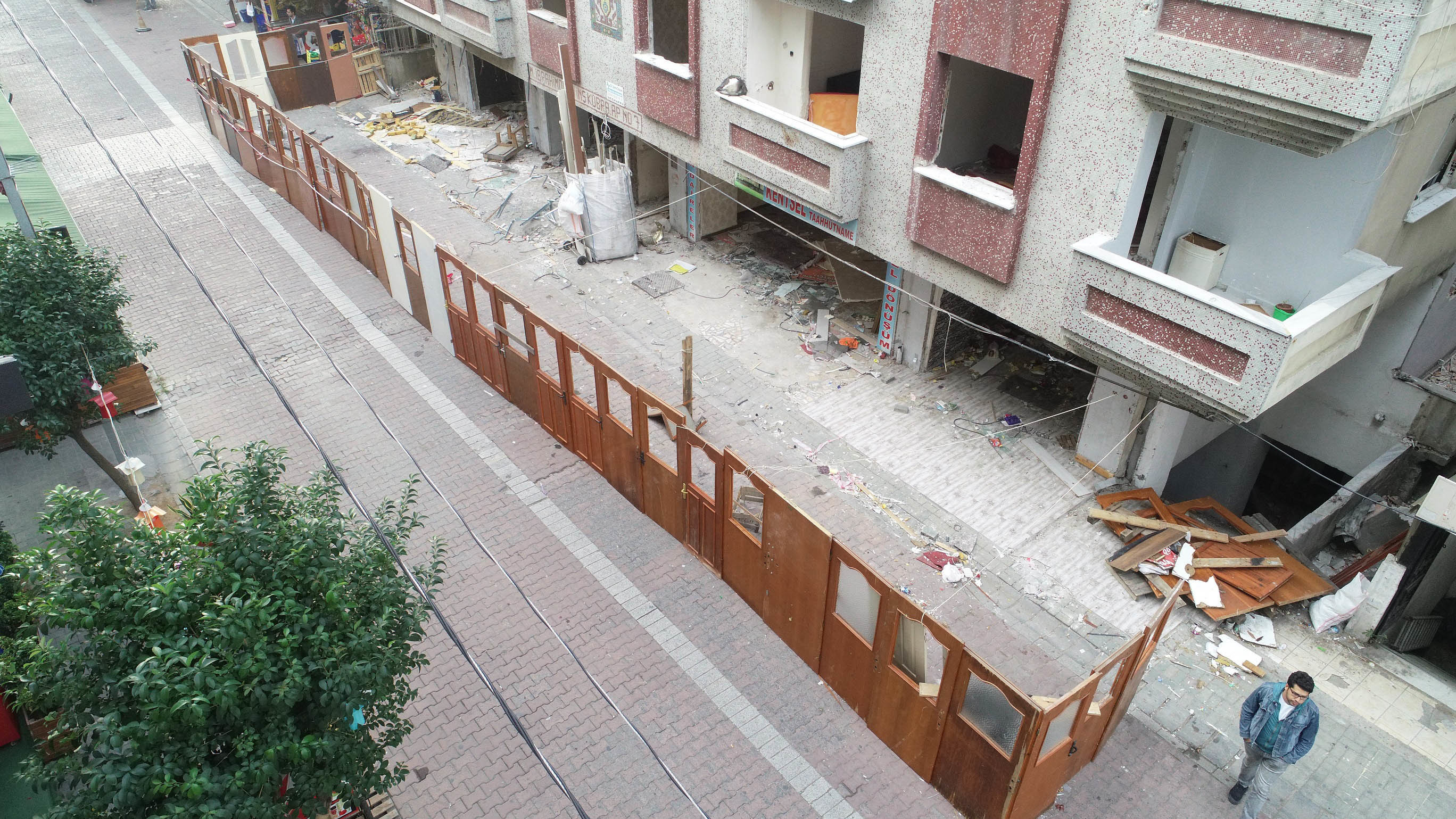 Bu binadaki eşya söküm işleminin tamamlanmasının ardından yıkım işlemine geçilmesi bekleniyor.