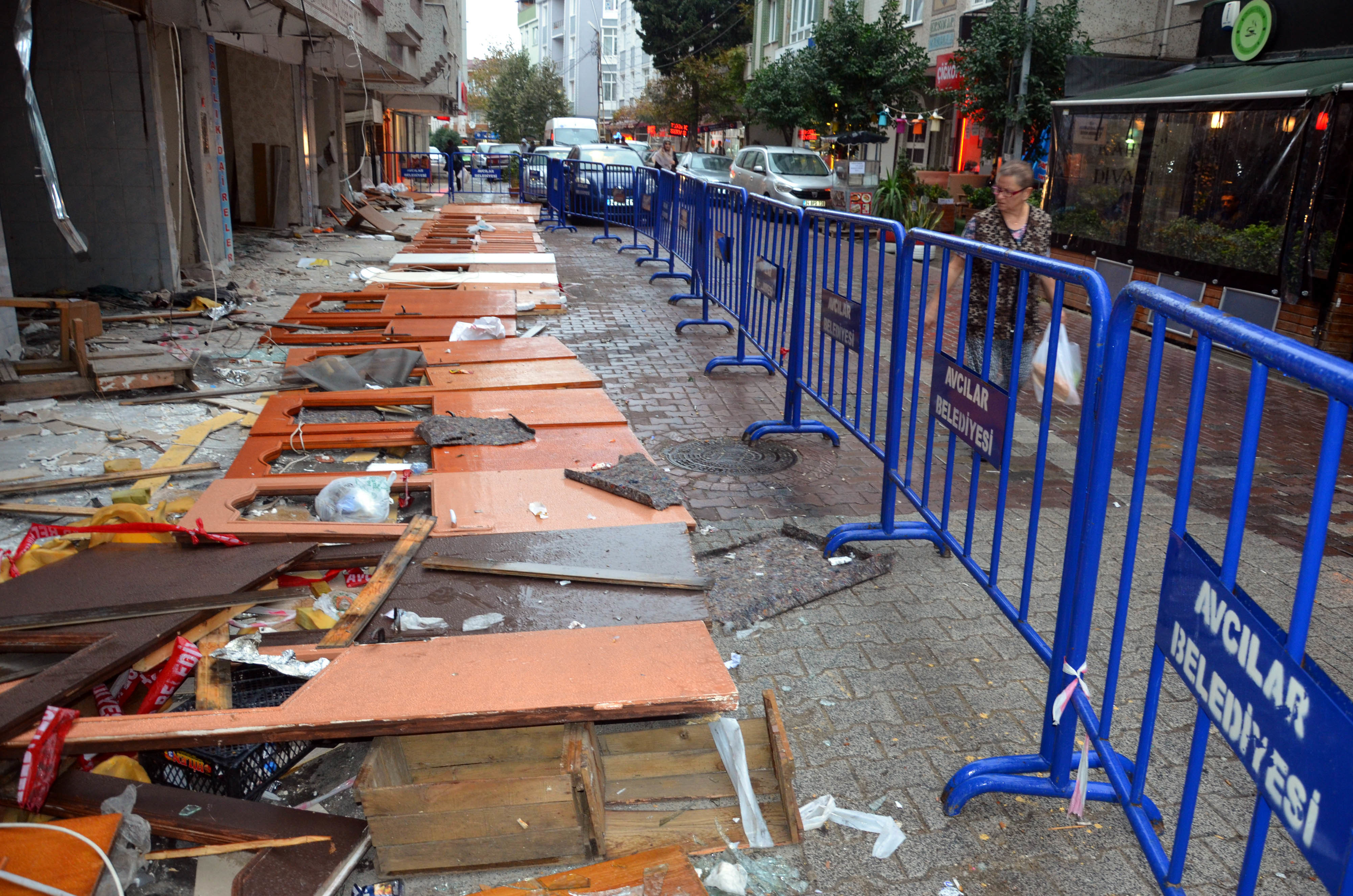 ‘Kapılı bariyer’ haberi üzerine belediye buraya demir bariyerler getirerek yerleştirdi.