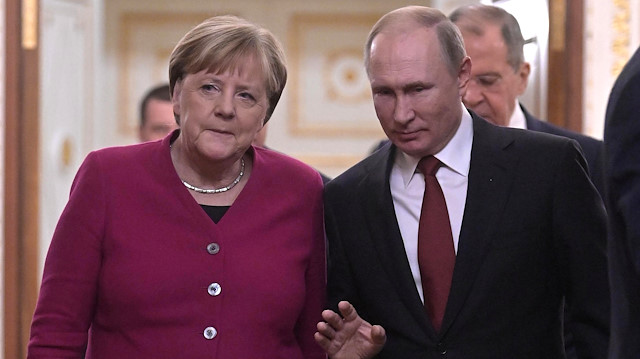 Vladimir Putin ve Angela Merkel 