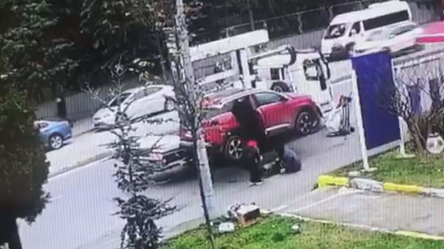 Çekicinin kaldırdığı araçtan düşen yaşlı kadının yaralandığı olayla ilgili çekici operatörü ve trafik polisi hakkında soruşturma açıldı.