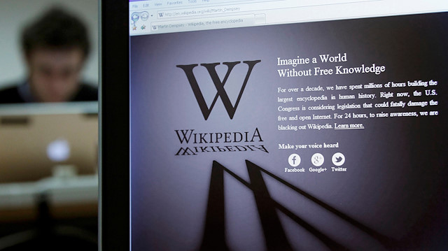 FILE PHOTO: A reporter's laptop shows the Wikipedia blacked out opening page in Brussels January 18, 2012. REUTERS/Yves Herman/File Photo

