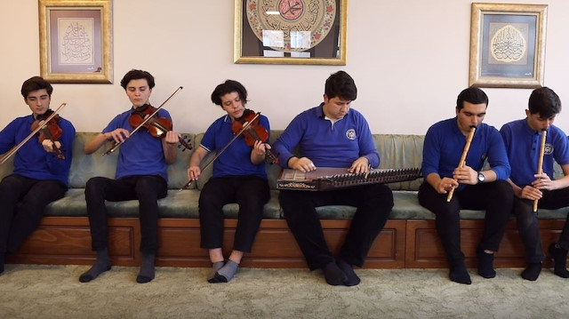 Hakkı Demir Anadolu İmam Hatip Lisesi musiki topluluğu, derslerden arta kalan vakitlerinde hep birlikte müziklerini icra ediyorlar.