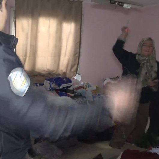 Pendikte bir evden yaklaşık 20 ton çöp çıkarıldı