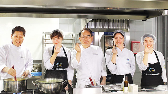 Güney Kore’de 10-15 Şubat tarihinde yapılacak Türk Mutfağı Haftası öncesi Güney Koreli şefler İstanbul’a gelerek Türk öğrencilerle yemek yaptı.