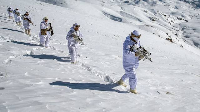 Güvenlik güçleri, kar kalınlığının bir metreyi geçtiği ve hava sıcaklığının sıfırın altında 20 dereceye düştüğü dağlarda teröristlerin izini sürüyor.