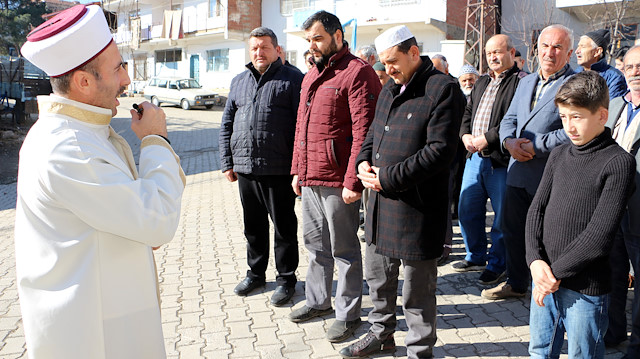 Cami imamı Ahmet Duran Aydın'ın yaptığı kar duasına köylüler birlikte ellerini açarak eşlik etti.