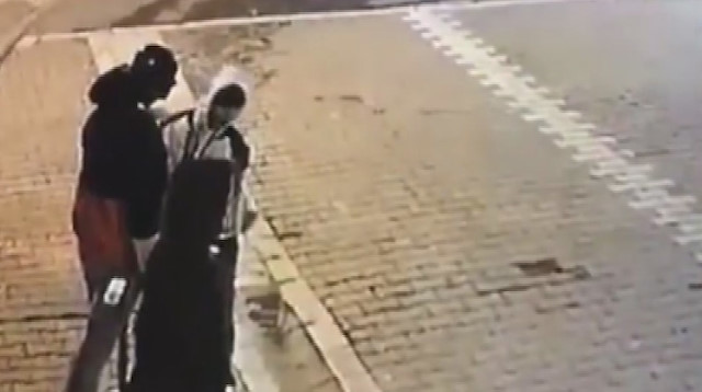 Cansız mankenin üzerindeki montu çalıp kaçtı
