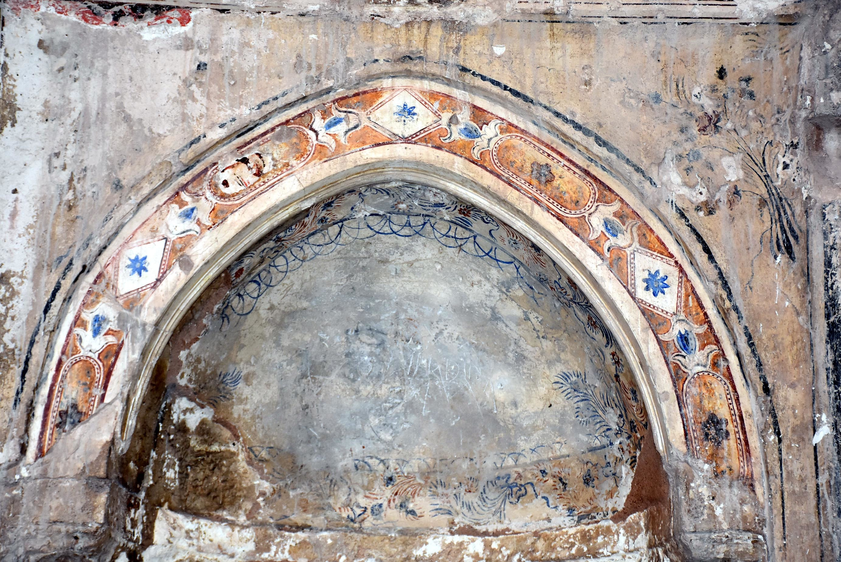 Camii, restorasyona başlandığı zaman iki duvarı ayaktaydı, tamamen harabe durumdaydı.