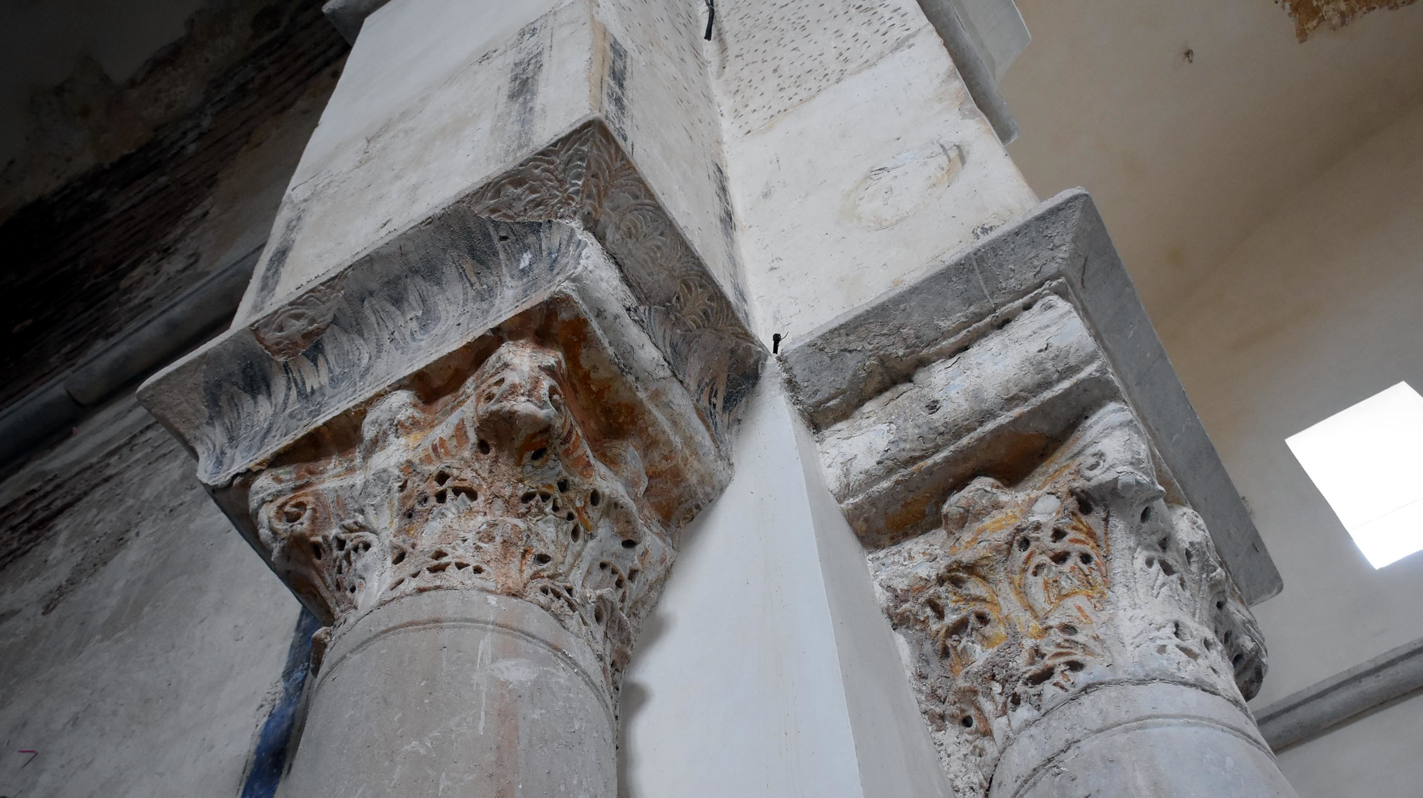 Camii'nin işlemeli sütunları.
