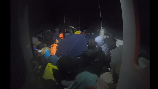 خفر السواحل التركي يضبط 70 مهاجرًا قبالة "جناق قلعة"