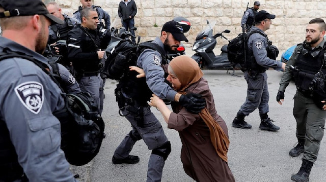 الشرطة الإسرائيلية تعتقل فلسطينية بالقدس بزعم محاولتها طعن جنود