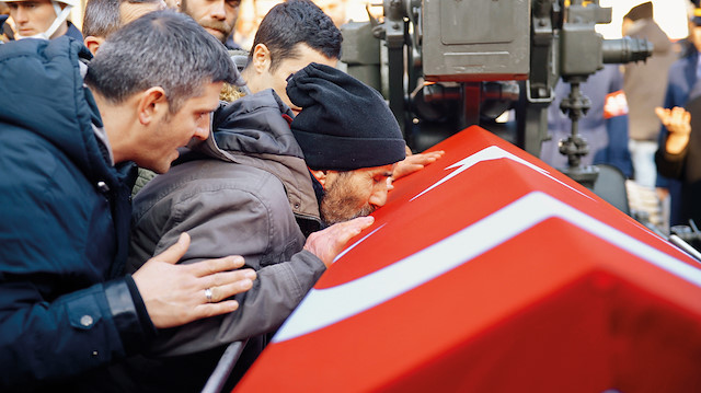 Cenaze törenlerinde gözyaşı sel olurken, teröristlere lanet yağdı. 

