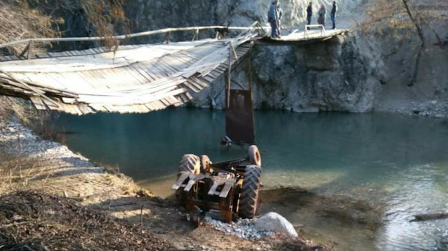 Yasin Yılmaz (25) traktörüyle tahta köprüden geçerken halat koptu. 