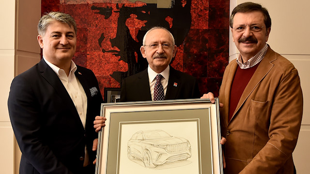 TOGG heyeti, Kılıçdaroğlu'na Türkiye'nin Otomobili'nin kara kalem çiziminin olduğu bir tablo hediye etti.