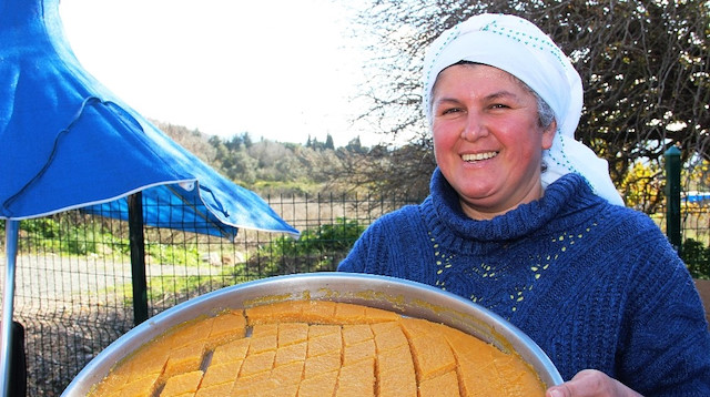 Evinde kendi imkanlarıyla Bodrum mandalinasından çeşitli tatlar elde eden Fadime Aslan, mandalina reçeli, mandalina ekşisi, mandalina marmeladı, mandalina kabuğu salamurası, mandalina dolması, mandalina peyniri, mandalina sütlacı gibi lezzetlerin ardından bu kez de mandalinadan tarhana yaptı.
