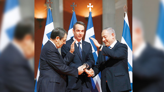 Kiriakos Miçotakis (orta) Binyamin Netanyahu (sağ)