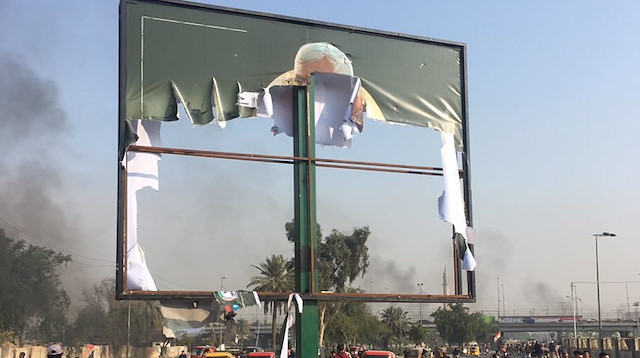 Göstericiler Kasım Süleymani ve Ebu Mehdi Mühendis'in resimlerinin bulunduğu afişleri yaktı.