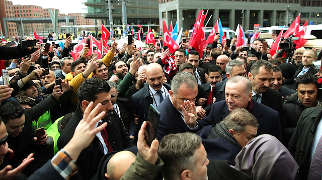 أبناء الجالية التركية يستقبلون أردوغان بحفاوة في برلين