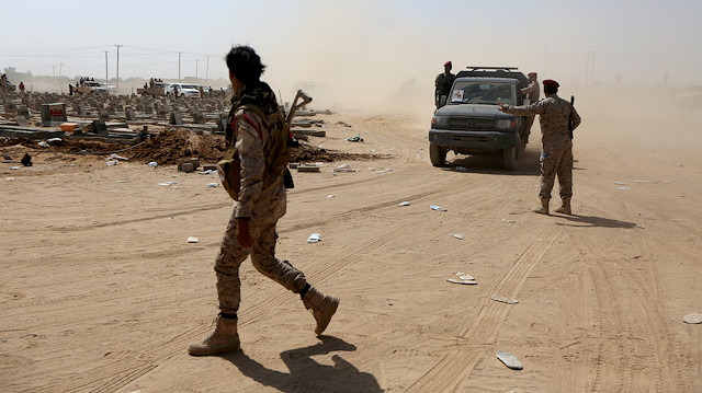 FILE PHOTO: Yemeni army soldiers secure the site of a funeral for a Yemeni army officer killed in the southern province of Abyan in clashes with UAE-backed southern separatist forces, in Marib, Yemen, August 31, 2019. REUTERS/Ali Owidha/File Photo

