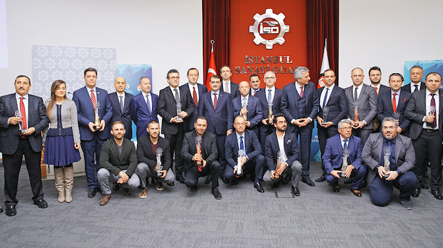 Enerji Verimliliği ödülü kazanan firmaların plaketlerini Enerji ve Tabii Kaynaklar Bakanı Fatih Dönmez ile Istanbul Sanayi Odası Başkanı Erdal Bahçıvan takdim etti.