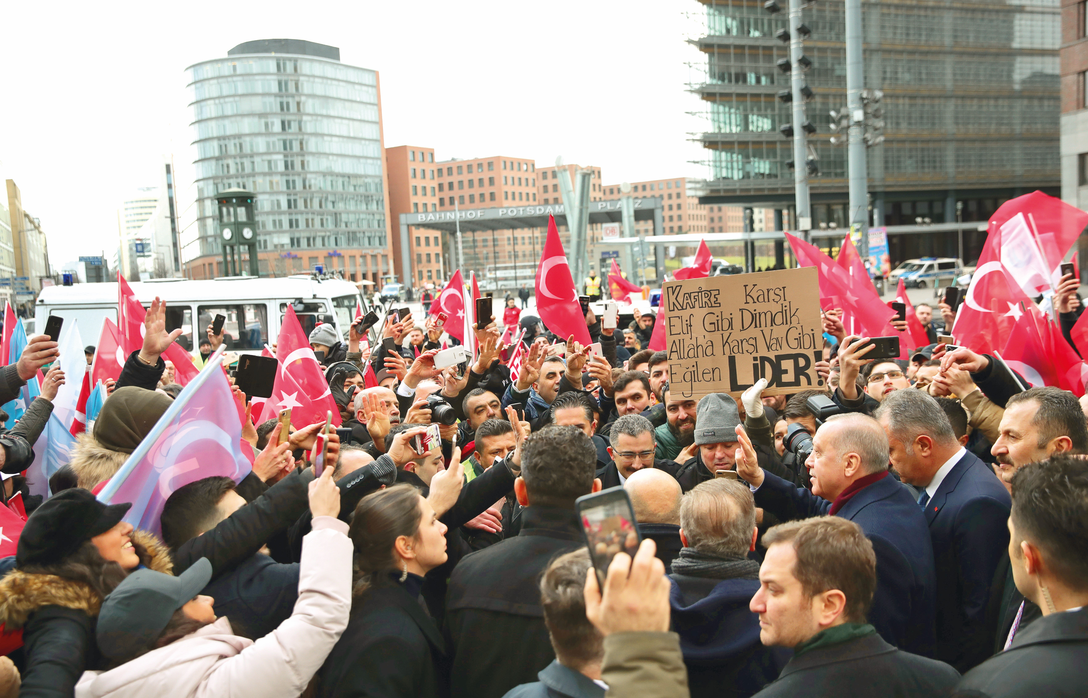 Erdoğan, Berlin'de konakladığı otel önünde sevgi gösterileriyle karşılandı.