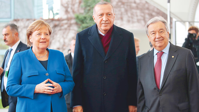 Almanya Başbakanı Merkel (sol) Cumhurbaşkanı Erdoğan (orta) BM Genel Sekreteri Guterres (sağ)