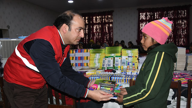 الهلال الأحمر التركي يقدم مساعدات لأيتام في باكستان