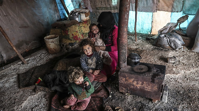 أم سورية تكابد عناء النزوح مع أطفالها الـ 5 في "إدلب"