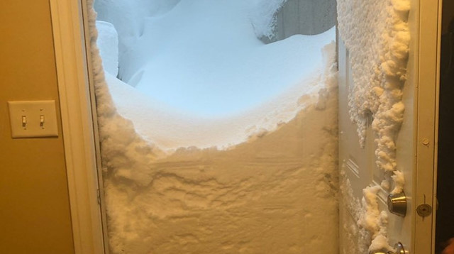 Kanada'da hafta sonu rekor seviyede kar yağdı.