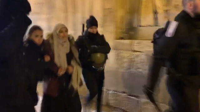 İşgalci İsrail güçleri namaz kılan Filistinlileri gözaltına aldı