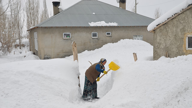 الثلوج في هكاري التركية.. معاناة للكبار ووسيلة استمتاع للصغار