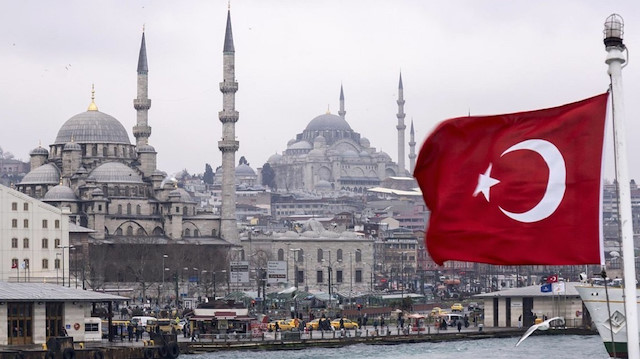 "يونس أمره" يعلم التركية للمسافرين من جنوب إفريقيا إلى أنقرة