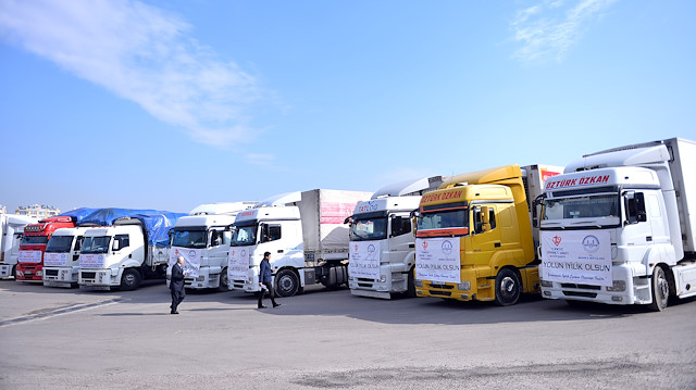 مؤسسات تركية ترسل 19 شاحنة مساعدات إلى النازحين في "إدلب"