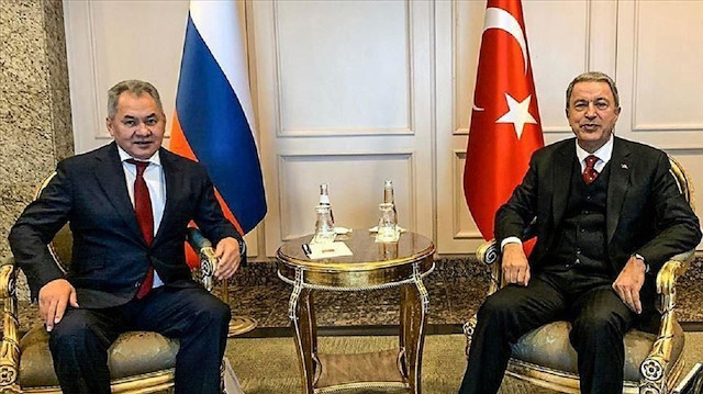 وزيرا دفاع تركيا وروسيا يبحثان هاتفيا التطورات في المنطقة 