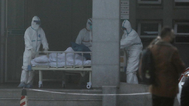 Çin Ulusal Sağlık Komisyonu, ülkede en az 14 sağlık çalışanının salgından etkilendiğini vurgularken, corona virüsünün insandan insana bulaşma vakalarını da doğruladı.