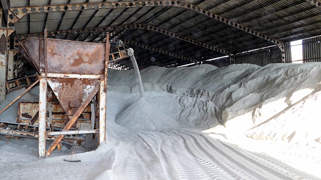 Çankırı'da günlük 600 ton üretim kapasitesine sahip fabrikada yerin 150 metre altından çıkarılan kaya tuzu.