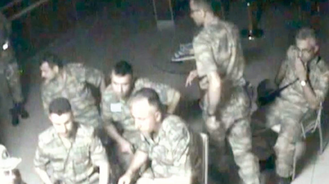 Darbe girişiminin ilk saatlerinde silahlı askerler, nizamiye binasının önünde toplanıyor.